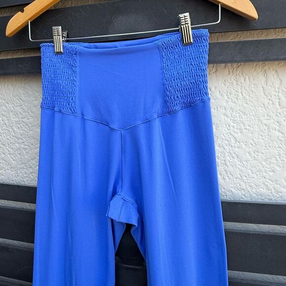 Aerie Offline Real Me Smocked 7/8 Hi-Rise Leggings in Blue | Medium - Picture 4 of 7